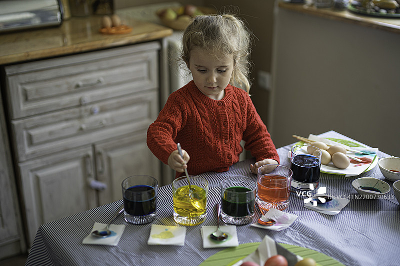 孩子们在染色和装饰复活节彩蛋。图片素材