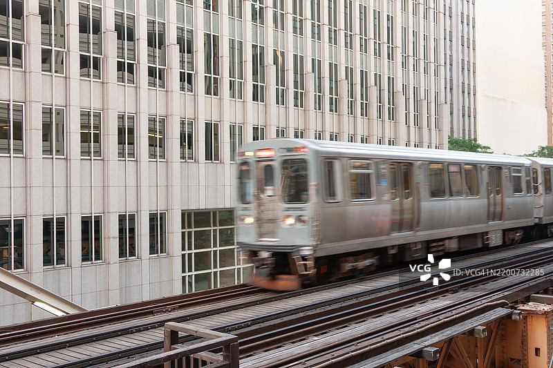 芝加哥高架列车在市中心环线的轨道上行驶。图片素材