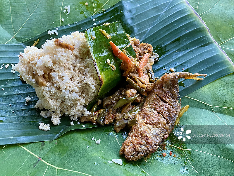 提乌尔米饭是印尼的传统美食，配有咸鱼和洋葱辣椒酱，盛放在香蕉叶盘上。图片素材