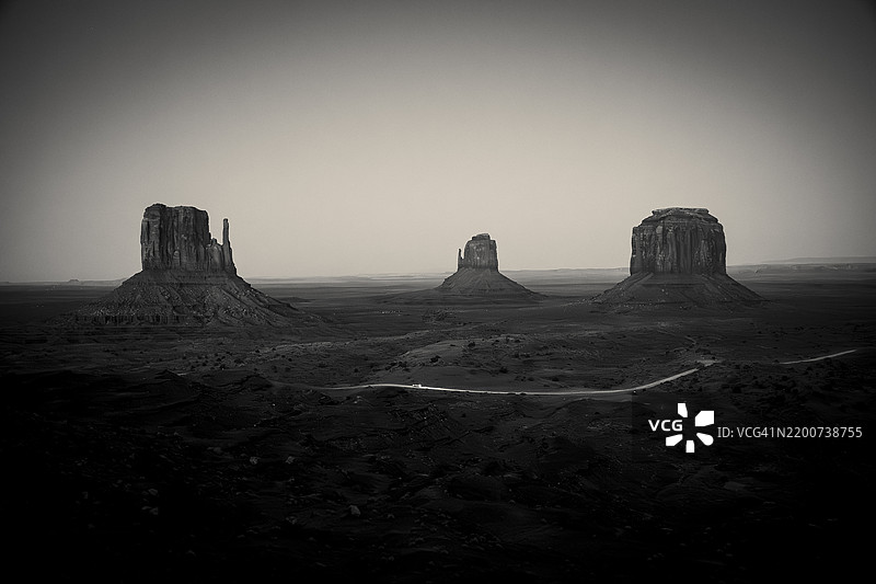 黄昏时分的东手套山、西手套山、梅里克山和公路景观图片素材