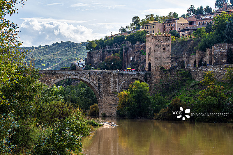 阿尔卡萨尔桥和塔霍河。西班牙托莱多。图片素材