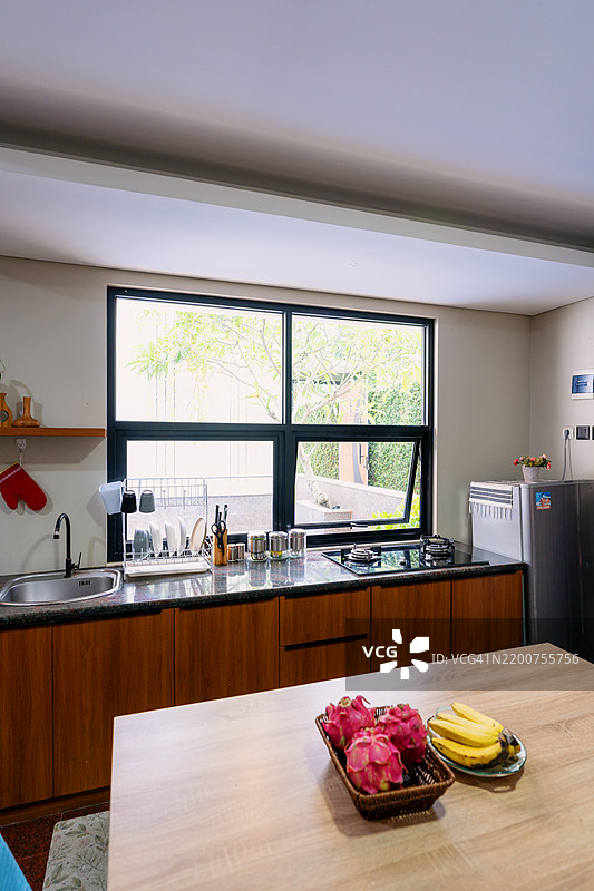 舒适的开放式厨房和餐饮区，充满自然光线图片素材