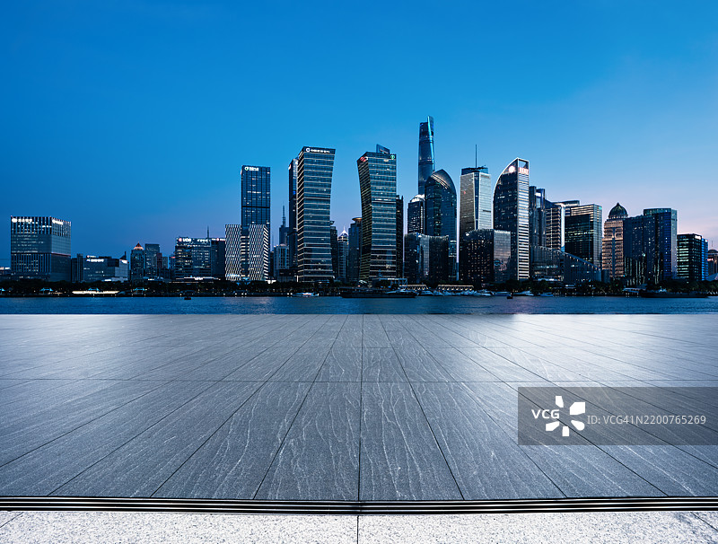 空荡荡的道路与城市摩天大楼相对图片素材