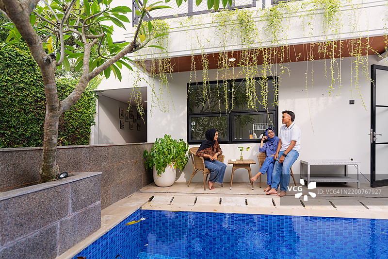 穆斯林朋友们在户外一起阅读和交谈图片素材