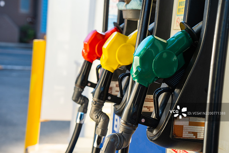 加油站的汽油泵和燃料喷嘴特写图片素材