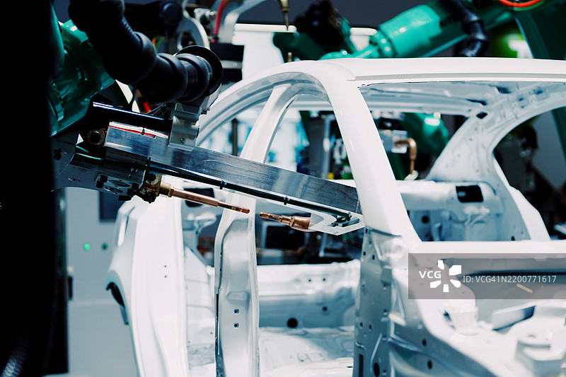 焊接机器人臂在汽车工厂中工作图片素材