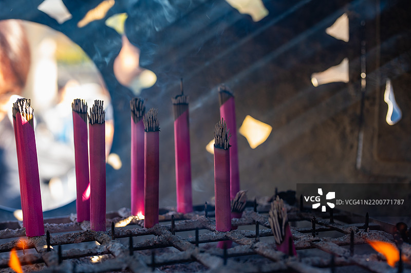 日本寺庙中的香烟袅袅图片素材