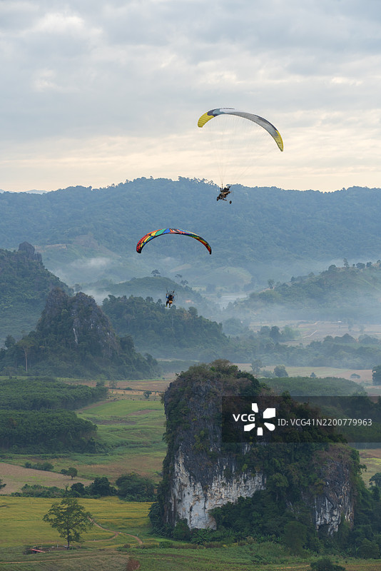 泰国帕尧省普朗卡山森林公园的美丽风景，配有动力滑翔伞图片素材