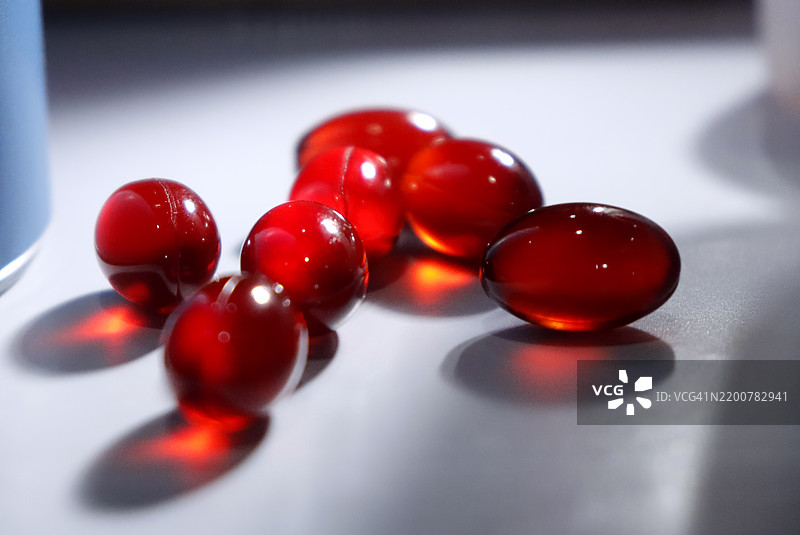 虾青素油胶囊或小球的特写镜头图片素材