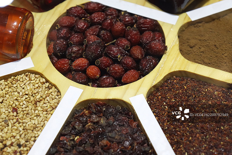 含有草药和香料的神经食品。用于刺激神经系统的健康食品成分，健康的天然适应原替代保健品。图片素材