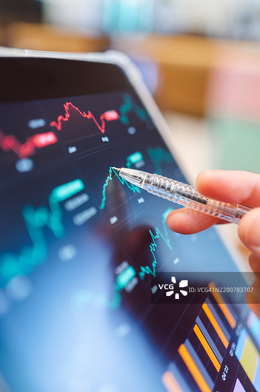 现代投资 智能数字投资概念 大学Z世代使用智能手机在数字平台上选择股票和基金图片素材