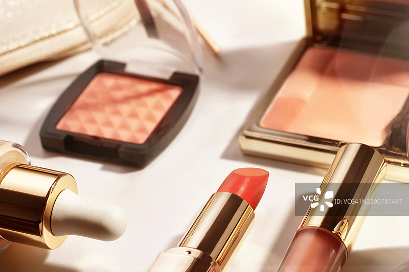 化妆程序的概念或为假期做准备，桌子上摆放着用美容化妆品制作的礼物，伴有阴影效果。图片素材