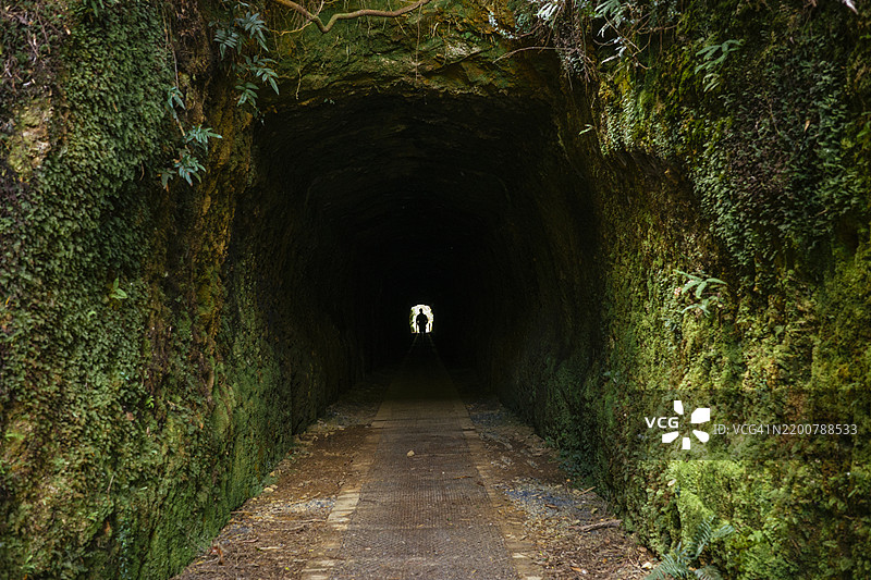 老铁路隧道，黑暗中的一个男人，图片素材