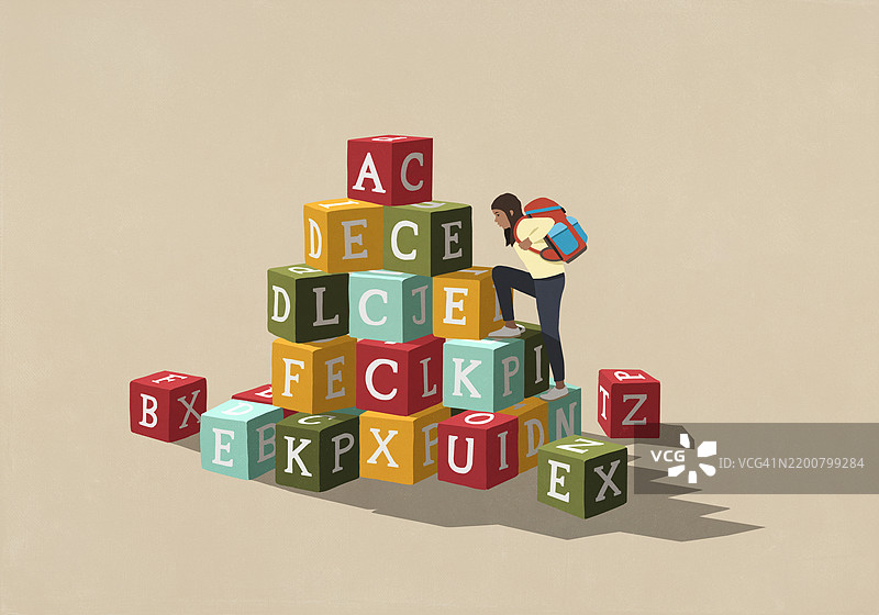 背着背包的少女正在攀爬堆叠的字母积木图片素材