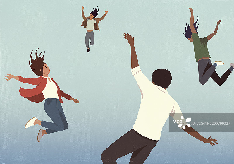 人们在蓝天中双臂高举自由落体图片素材