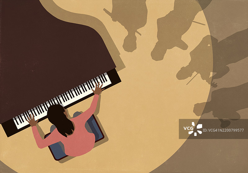 从上方俯瞰，乐团音乐家的影子与在聚光灯下弹钢琴的年轻女性相伴。图片素材
