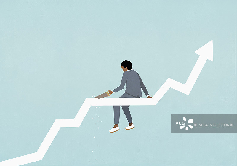 商人用锯子切割上升的图表箭头，他正坐在上面。图片素材