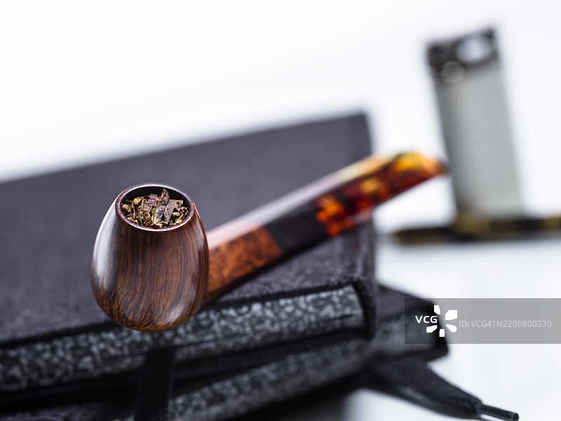 一根带有琥珀嘴的棕色污渍小烟斗图片素材