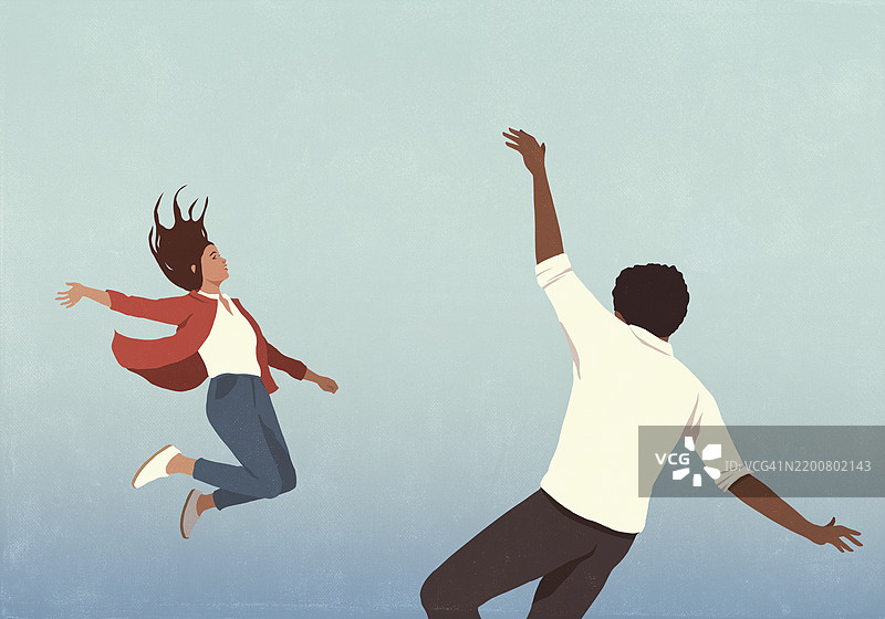 情侣在蓝色背景下自由落体图片素材