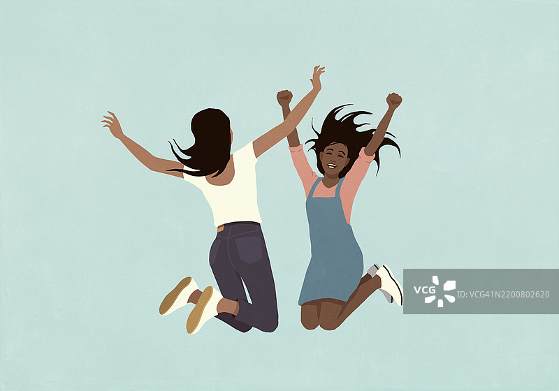快乐的少女们在蓝色背景下欢呼跳跃，双臂高举。图片素材