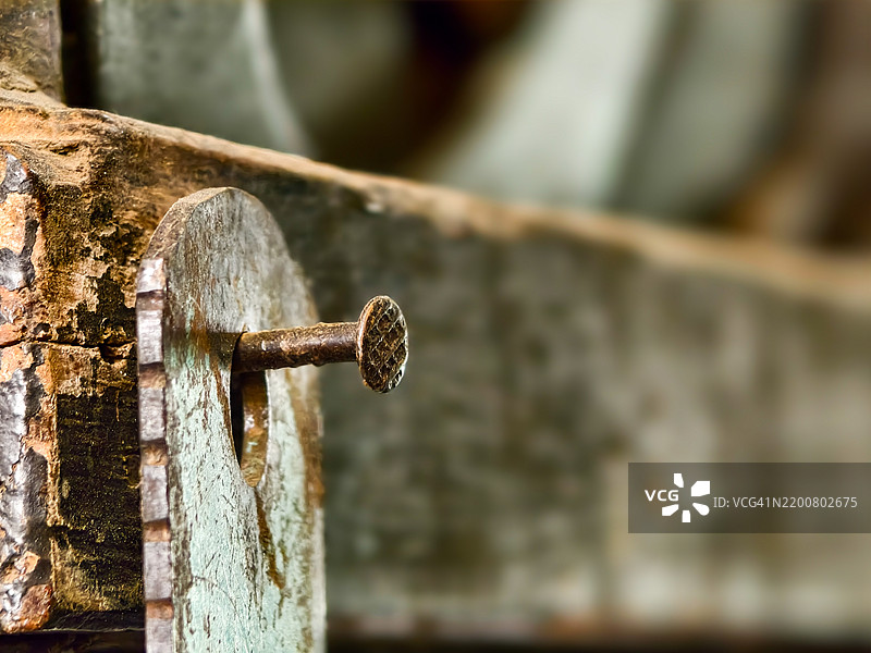 木头上的钉子图片素材