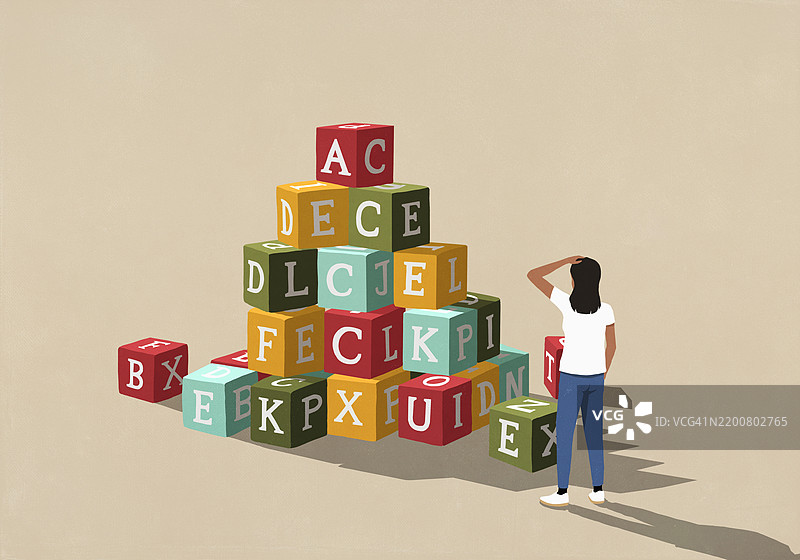 困惑的女人看着一大堆字母积木图片素材