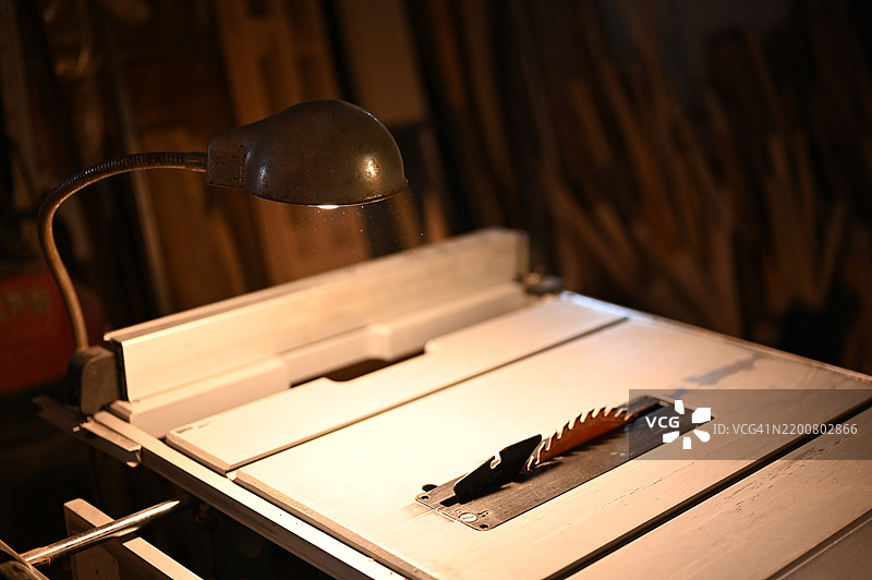 使用胶合板切割机，在台锯上切割木板图片素材