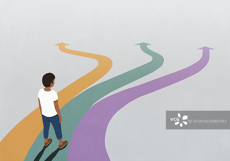 男子俯视着面前三条多彩的箭头路径图片素材