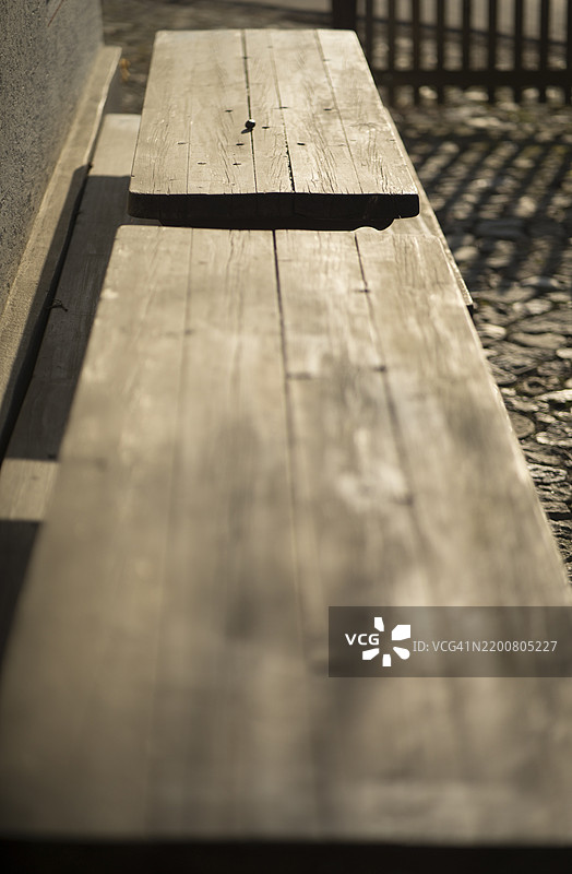 花园中的旧木头十月节桌子图片素材