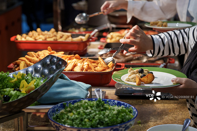 客人在酒店自助餐厅自助取餐图片素材