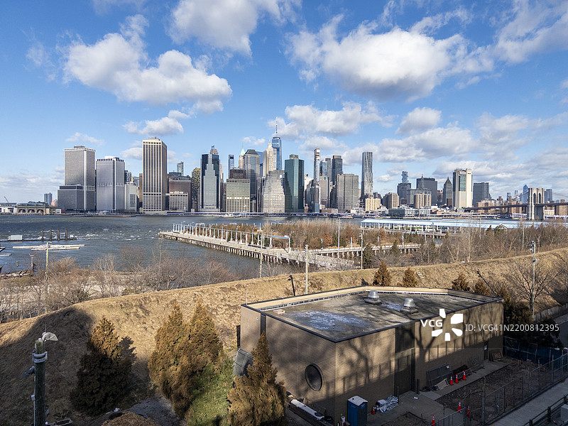 布鲁克林高地俯瞰曼哈顿天际线的景色。图片素材