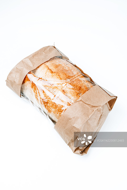 白色背景上，干净透明包装的面包侧视图。图片素材