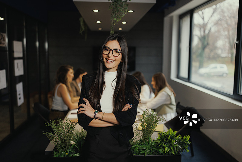 年轻女性经理在办公室会议室图片素材