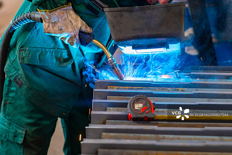 一位忙碌的焊工图片素材