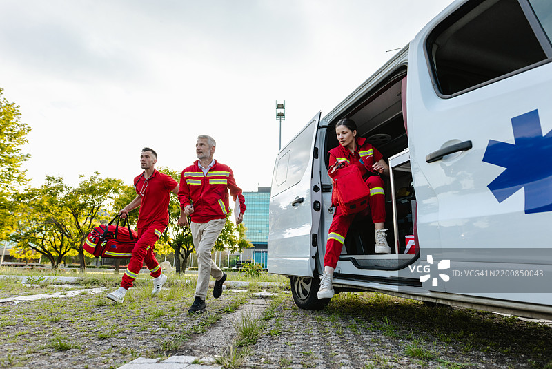 紧急医疗人员迅速从救护车中响应图片素材