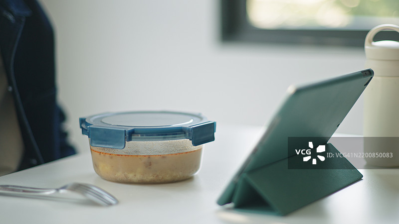 男子使用环保食品容器。图片素材