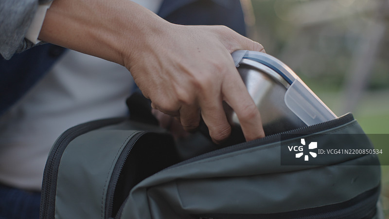 将午餐盒放入包中。图片素材