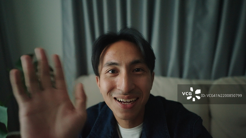 男子在视频通话中打招呼。图片素材