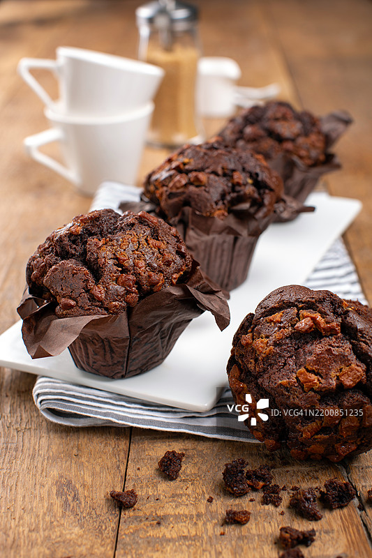 木桌上的巧克力松饼配焦糖块图片素材