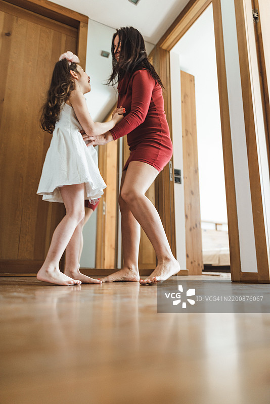 母女在家中跳舞图片素材