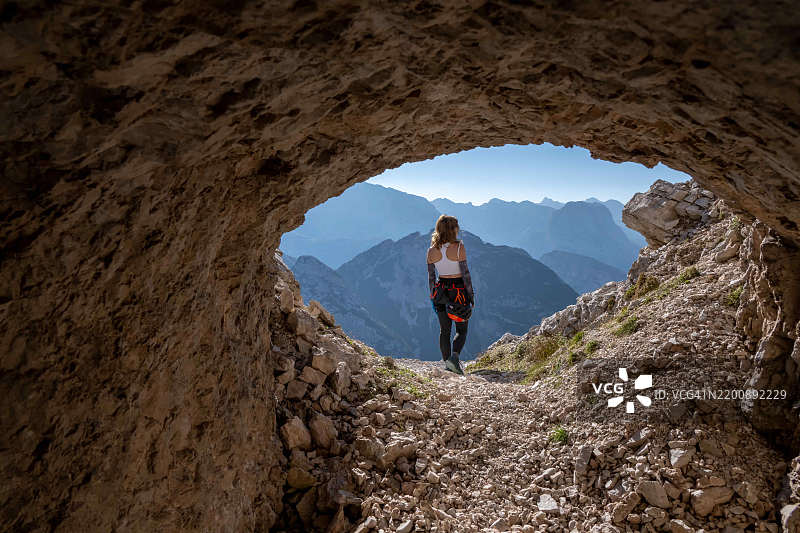 登山者在完成铁道后，从多洛米蒂山的洞穴中惊叹于伊瓦诺·迪博纳铁道的美景图片素材