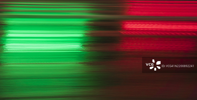 五彩斑斓的光影反射在夜晚的节日氛围中营造出活力四射的场景图片素材