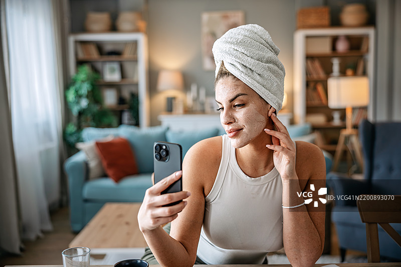 戴着面罩的女性图片素材