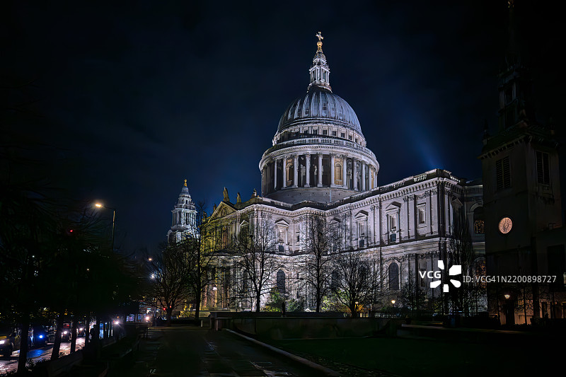 从伦敦的卡农街看圣保罗大教堂的雨夜景色图片素材