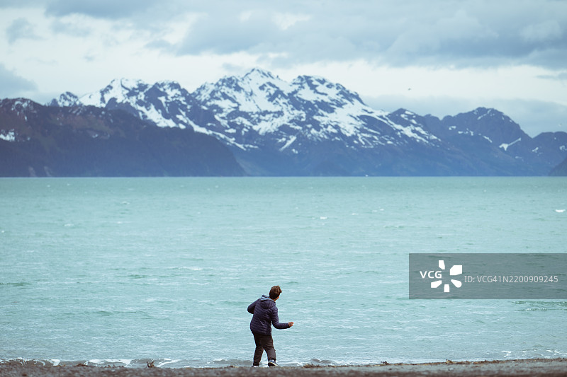 少年男孩在石头上滑行图片素材