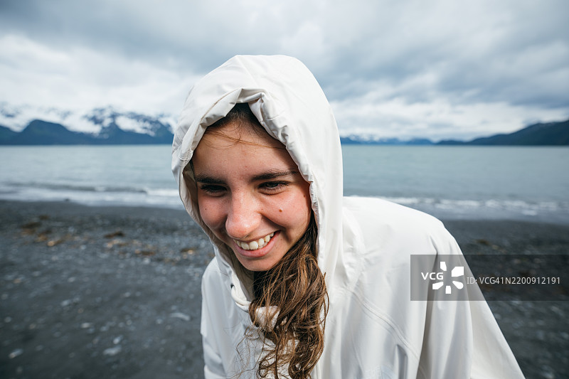 阿拉斯加海滩上笑着的Z世代女孩肖像图片素材