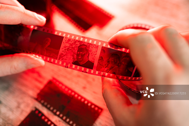 审查35毫米胶卷的摄影底片图片素材