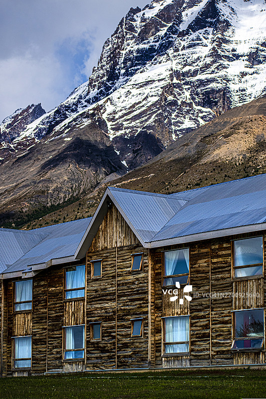木屋酒店与雪山。智利巴塔哥尼亚托雷斯德尔潘恩国家公园。图片素材