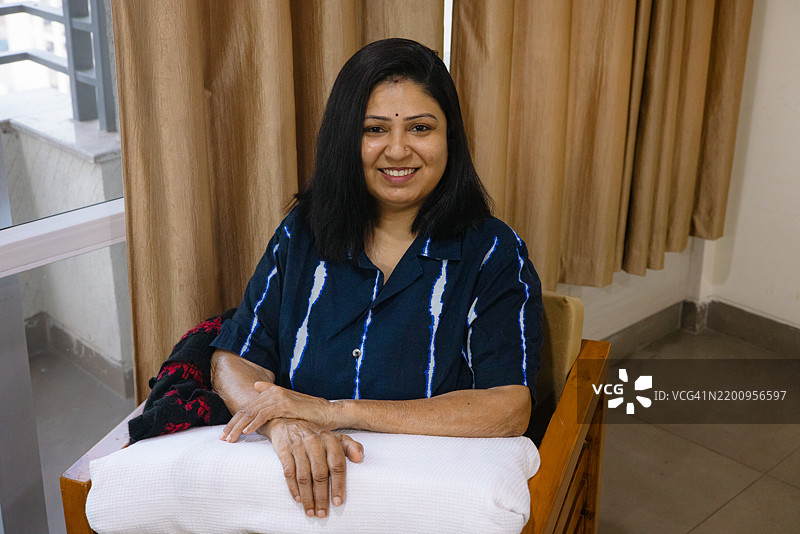 成功手术后微笑的女性与移植手图片素材