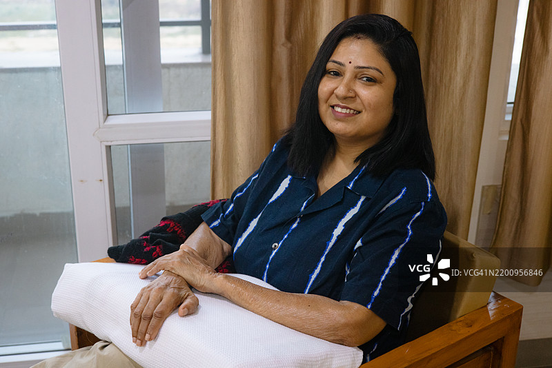 成功手术后微笑的女性，手部经过移植图片素材